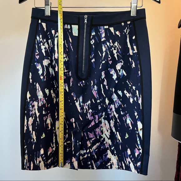 Club Monaco Pencil Skirt | Piping, back slit | Navy with pattern, 4 - Picture 7 of 11